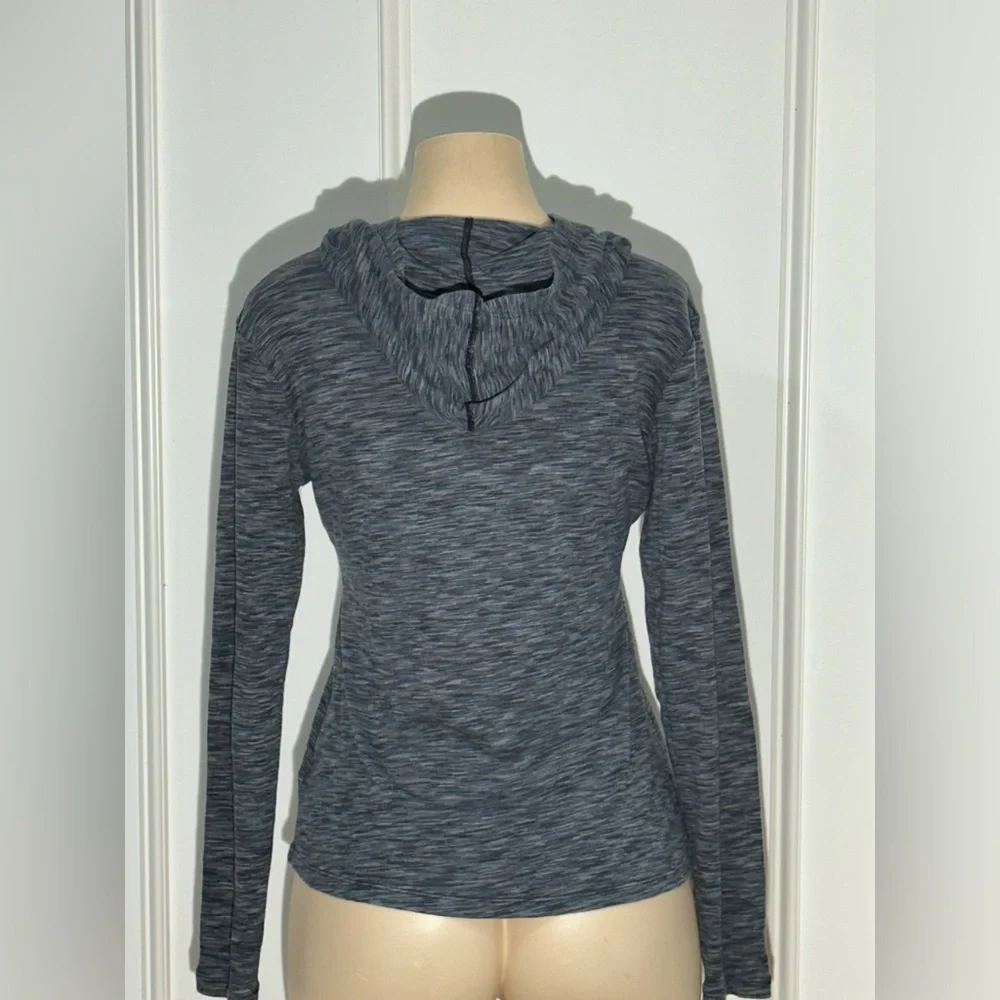 Columbia Hooded Long Sleeve
Gray Shirt Size Médium - Picture 3 of 4